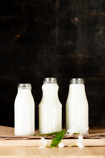 γαλακτοκομικά προϊόντα υγιούς γάλακτος στο τραπέζι - Φωτογραφία, εικόνα