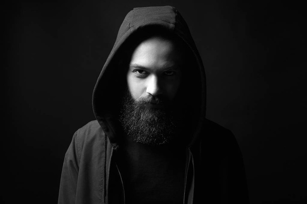 Fekete-fehér kapucnis férfi portréja - Fotó, kép