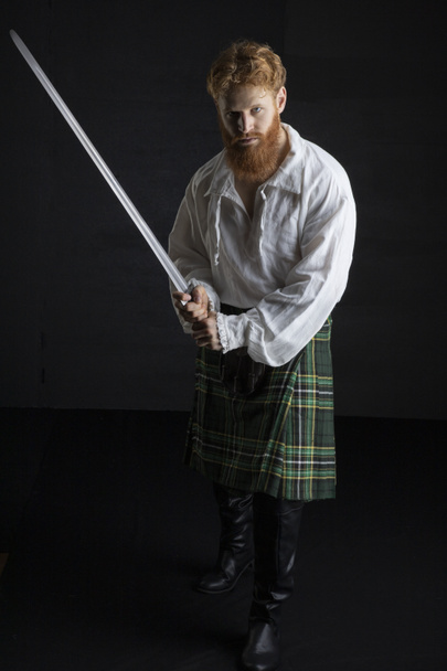 Nuori skottilainen mies, jolla on punainen tukka ja parta
 - Valokuva, kuva