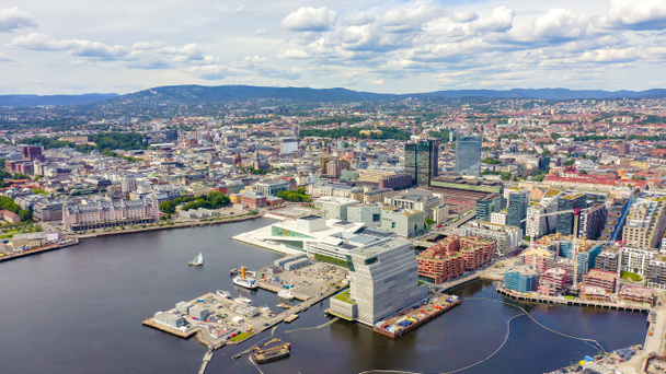 Oslo, Norvegia. Centro citta 'dall'alto. Embankment Oslo fiordo. Teatro dell'Opera di Oslo, Dal drone
  - Foto, immagini