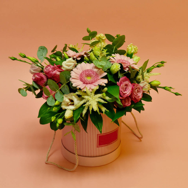 Flower arrangement on a pink background. Beautiful flowers in a  - Foto, Imagen