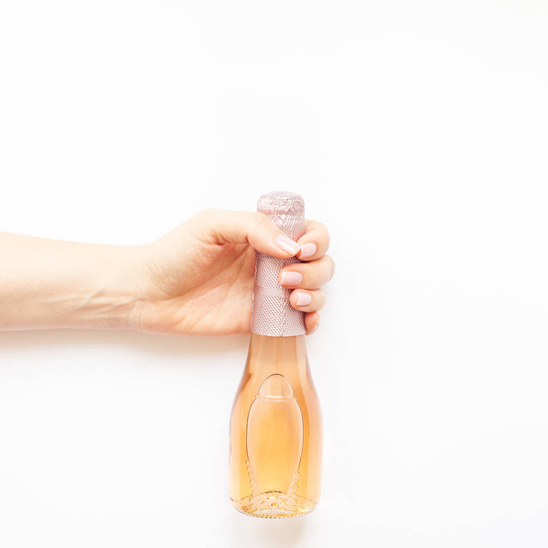 Butelka szampana różowe wino w ręce kobiety - Zdjęcie, obraz