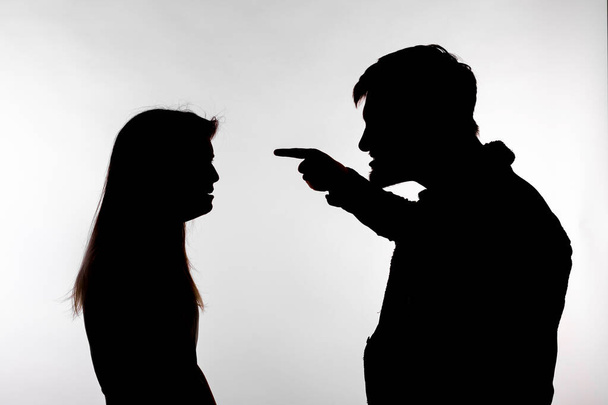 Agressie en misbruik concept-man en vrouw uitdrukken huiselijk geweld in Studio silhouet geïsoleerd op witte achtergrond. - Foto, afbeelding