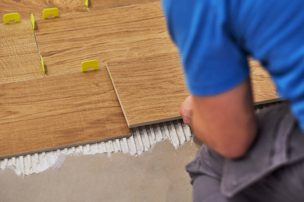 крупним планом майстер розміщує розпірку плитки. Розміщення плитки для підлоги. Покращення будинку
 - Фото, зображення