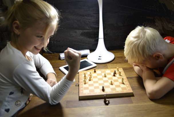 Oblíbený koníček. Bratr a sestra nadšeně hrají šachy. - Fotografie, Obrázek