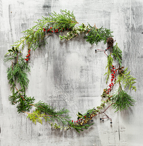 winter wreath on the wooden background - Foto, afbeelding