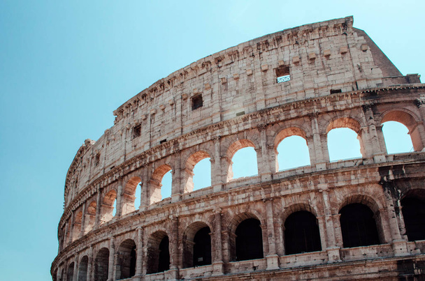 A Colosseum vagy a Colosseum külseje egy napsütéses napon, Róma, Olaszország. - Fotó, kép