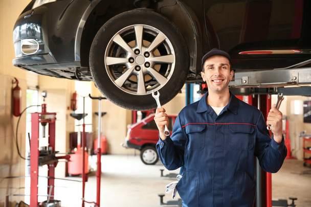 Male mechanic in car service center - Fotó, kép
