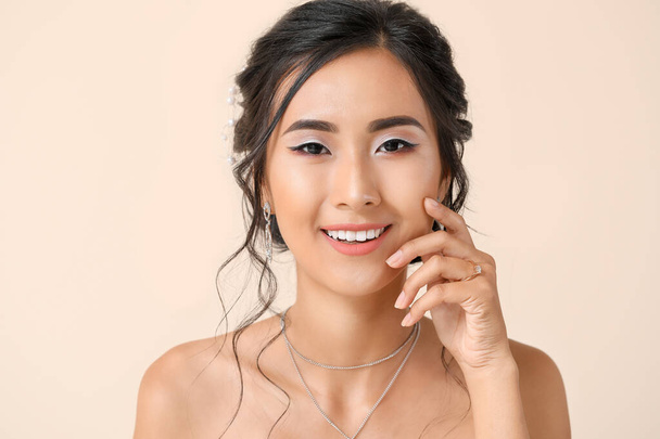 schöne junge asiatische Braut auf hellem Hintergrund - Foto, Bild