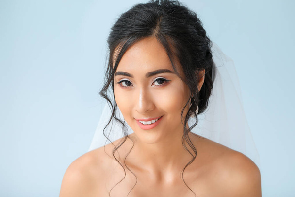 色の背景に美しい若いアジアの花嫁 - 写真・画像