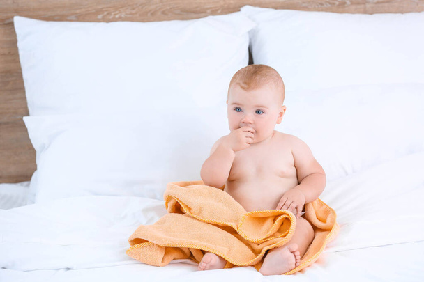 Aranyos kis baba fürdés után a hálószobában - Fotó, kép