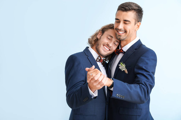 Porträt eines glücklichen homosexuellen Paares am Hochzeitstag vor farbigem Hintergrund - Foto, Bild