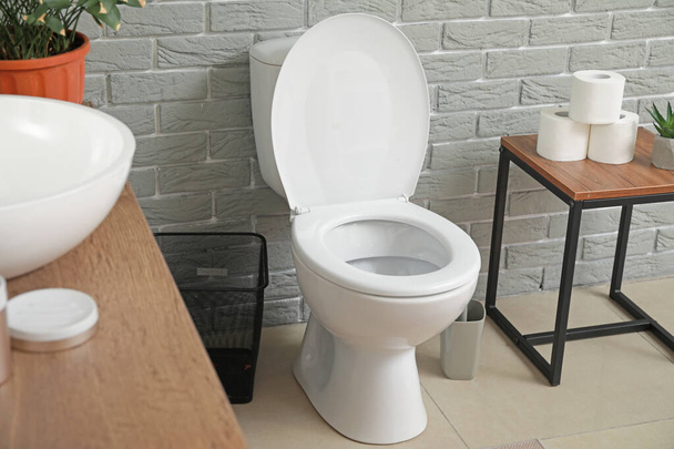 Современная унитаз в интерьере туалета
 - Фото, изображение