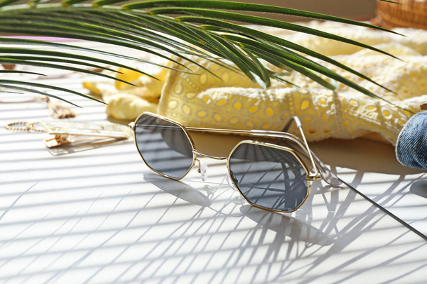Стильные женские солнцезащитные очки на белом фоне
 - Фото, изображение