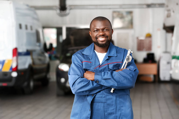 Africko-americký mechanik v servisním centru - Fotografie, Obrázek