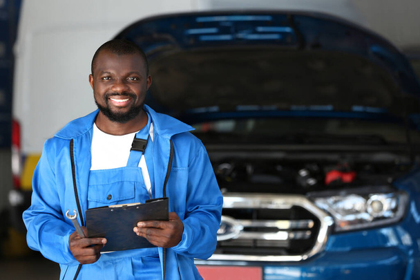 Afroamerykanin mechanik w centrum serwisowym samochodu - Zdjęcie, obraz