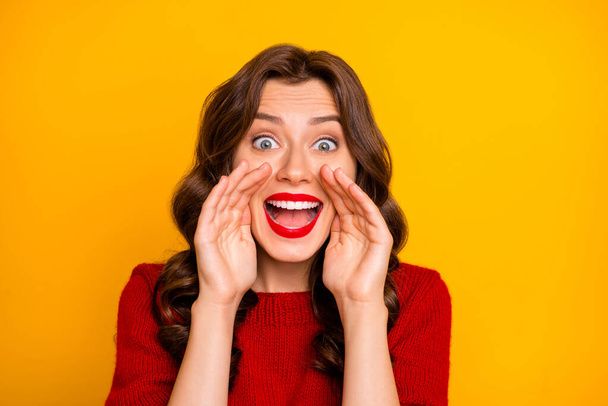 Close up photo of cheerful cute charming curly girlfriend screaming you some information no one should know with her face happy isolated vivid color background - Foto, Imagen