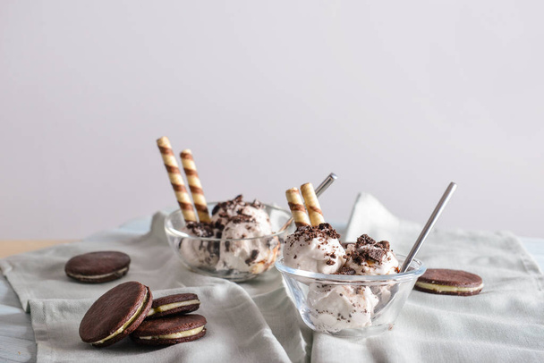 Μπολ με νόστιμο παγωτό και μπισκότα σοκολάτας στο τραπέζι - Φωτογραφία, εικόνα