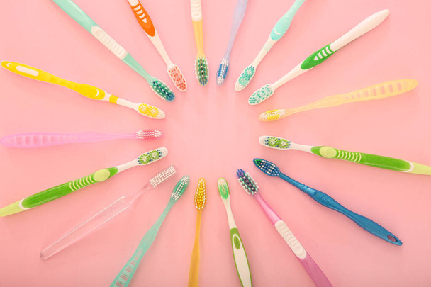 Nombreuses brosses à dents différentes sur fond de couleur
 - Photo, image