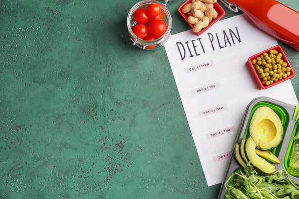 Différents aliments sains avec un plan de régime sur fond de couleur
 - Photo, image