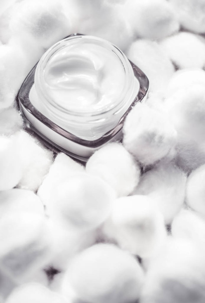 Crema facial de lujo para pieles sensibles y bolas de algodón blanco en b
 - Foto, imagen