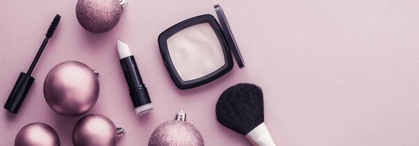 Σετ προϊόντων μακιγιάζ και καλλυντικών για το brand ομορφιάς Christmas sal - Φωτογραφία, εικόνα