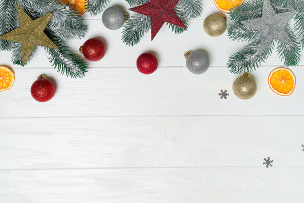 Kerst rand geïsoleerd op wit, bestaande uit verse sparren takken en ornamenten in rood, goud en zilver. Flat ay met kopieerruimte - Foto, afbeelding
