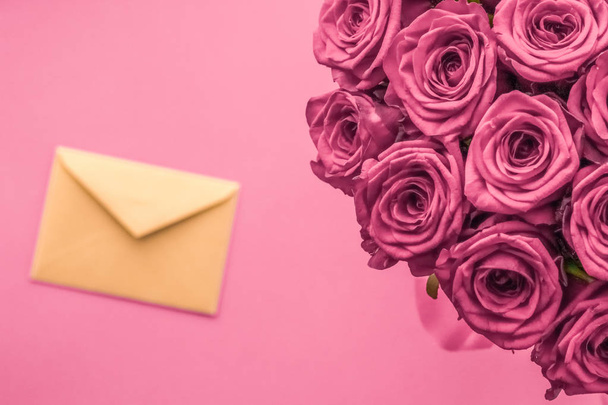 Tatil aşk mektubu ve çiçek teslimatı, lüks bir buket gül. - Fotoğraf, Görsel