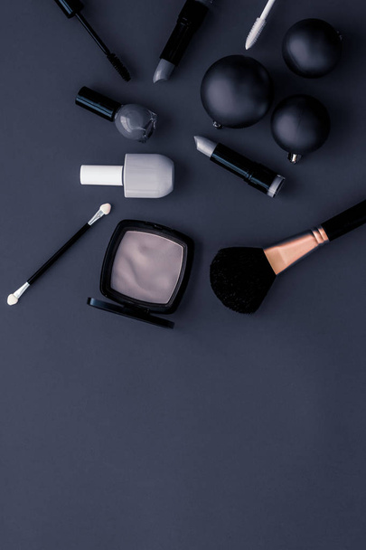 Set de produits de maquillage et cosmétiques pour la marque de beauté Christmas sal
 - Photo, image