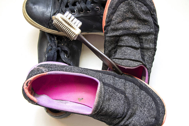 vieilles chaussures de femmes sales portées sur un fond blanc
 - Photo, image