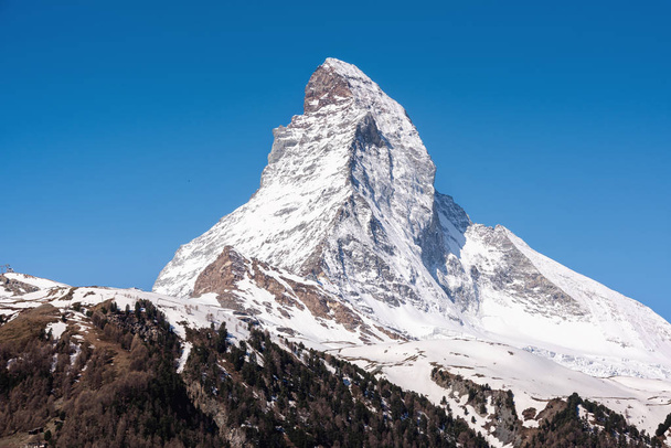 Paisaje Natural Vista del Pico de la Montaña Matterhorn en Zermatt, Suiza, Majestuosa Cordillera Geológica de los Alpes. Hermosa naturaleza Tranquilidad de los Alpes suizos, destino de viaje
 - Foto, imagen