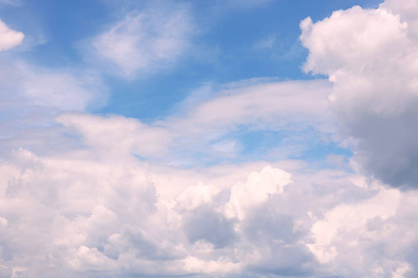 Foto astratta con nuvole bianche sullo sfondo del cielo viola
 - Foto, immagini