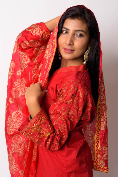 Genç, güzel İranlı kadın geleneksel kıyafetlerle düşünüyor. - Fotoğraf, Görsel