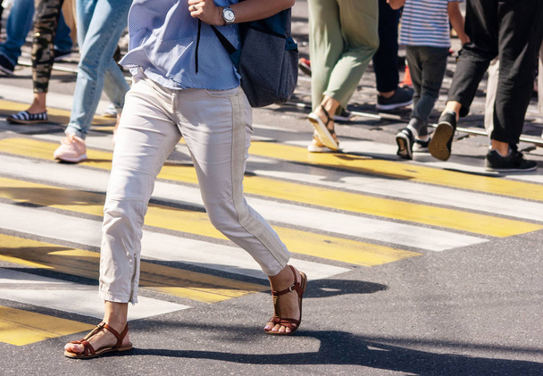 piernas de peatones caminando en el paso de peatones
 - Foto, Imagen