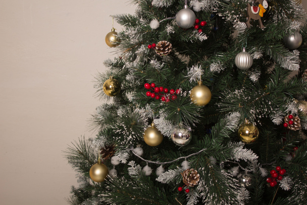 Nieuwjaarsspeelgoed hangt aan een kerstboom. Kerstboomversiering. Nieuwjaar en Kerstmis. - Foto, afbeelding