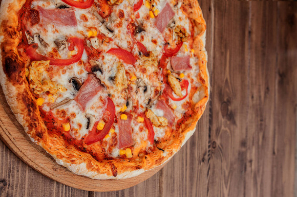 Pepperoni Pizza with Mozzarella cheese, Ham, Tomatoes, pepper, S - Zdjęcie, obraz