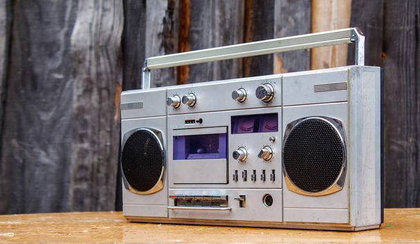 retro cassette speler op tafel - Foto, afbeelding