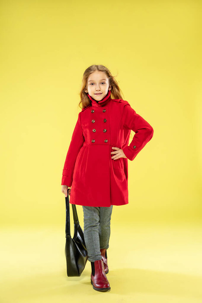 A full length portrait of a bright fashionable girl in a raincoat - Foto, Imagem
