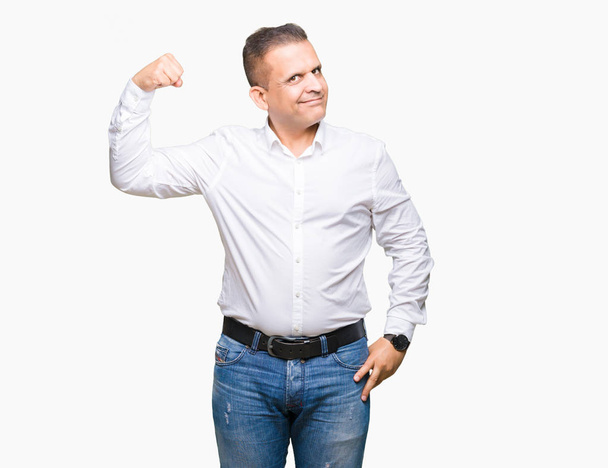 Араб среднего возраста элегантный человек на изолированном фоне сильный человек, показывающий мышцы рук, уверенный и гордый властью
 - Фото, изображение