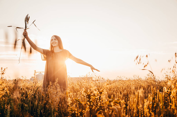 Женщина в пшеничном поле - Фото, изображение