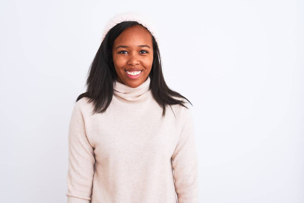 Gyönyörű, fiatal afro-amerikai nő garbó pulcsiban és téli sapkában, boldog és hűvös mosollyal az arcán. Szerencsés ember.. - Fotó, kép