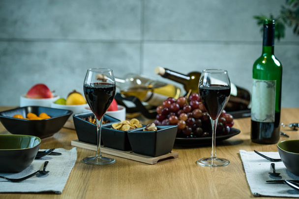 Tisch mit Alkohol und Vorspeisen im Restaurant - Foto, Bild
