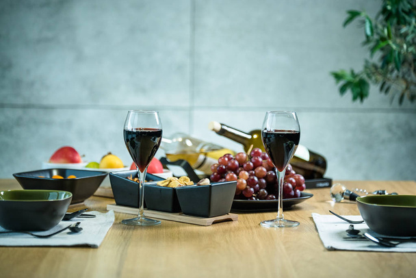 Tarjoillaan pöytä alkoholin ja alkupalojen kanssa ravintolassa
 - Valokuva, kuva
