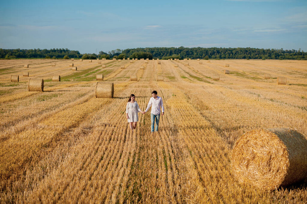 Happy young couple on straw, romantic people concept, beautiful  - Foto, imagen