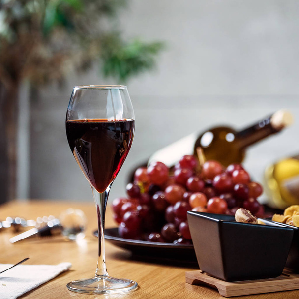 Mesa servida com álcool e aperitivos no restaurante
 - Foto, Imagem