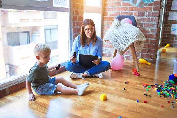 Giovane terapeuta che parla con bambino, consulente e correzione del comportamento in ufficio intorno ai giocattoli
 - Foto, immagini