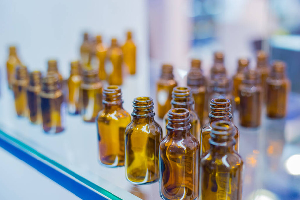 Medische lege glazen bruine flessen in vitrine op farmaceutische tentoonstelling - Foto, afbeelding