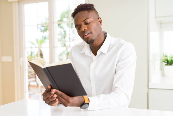 Joven africano leyendo un libro, estudiando para la universidad
 - Foto, imagen