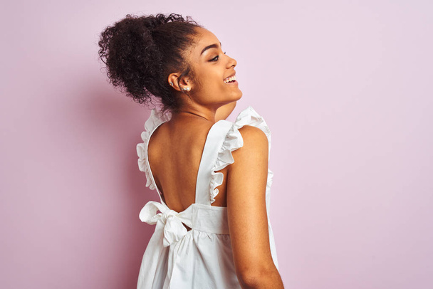 エレガントな白いTシャツを着て立っている若い美しいアフリカ系アメリカ人のティーンエイジャーの女の子 - 写真・画像