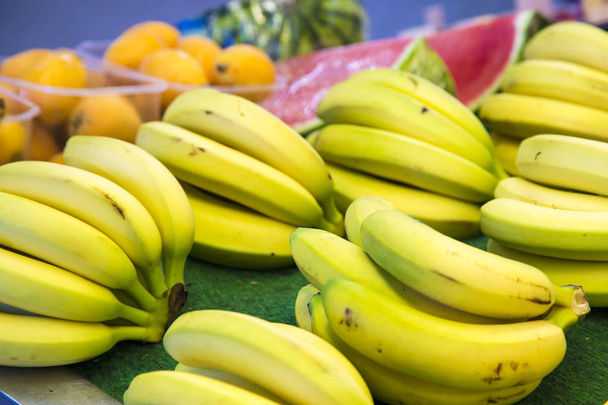 Frutas en los estantes del mercado
 - Foto, Imagen